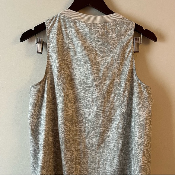Athleta Zephyr Refined Gray White Snake Print Sleeveless Shirt Tank Size Small - Picture 9 of 10